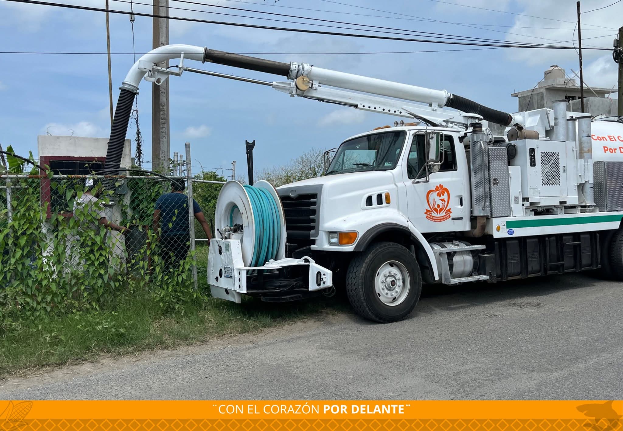 Atienden cárcamo sanitario en el barrio El Paraíso con camión Vactor