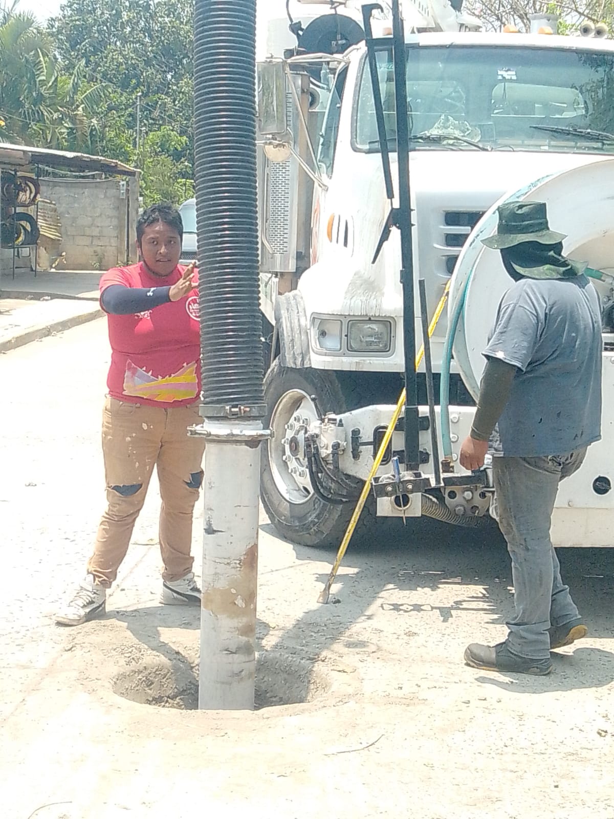 Atienden problemática de drenaje en el Barrio Alto Lucero