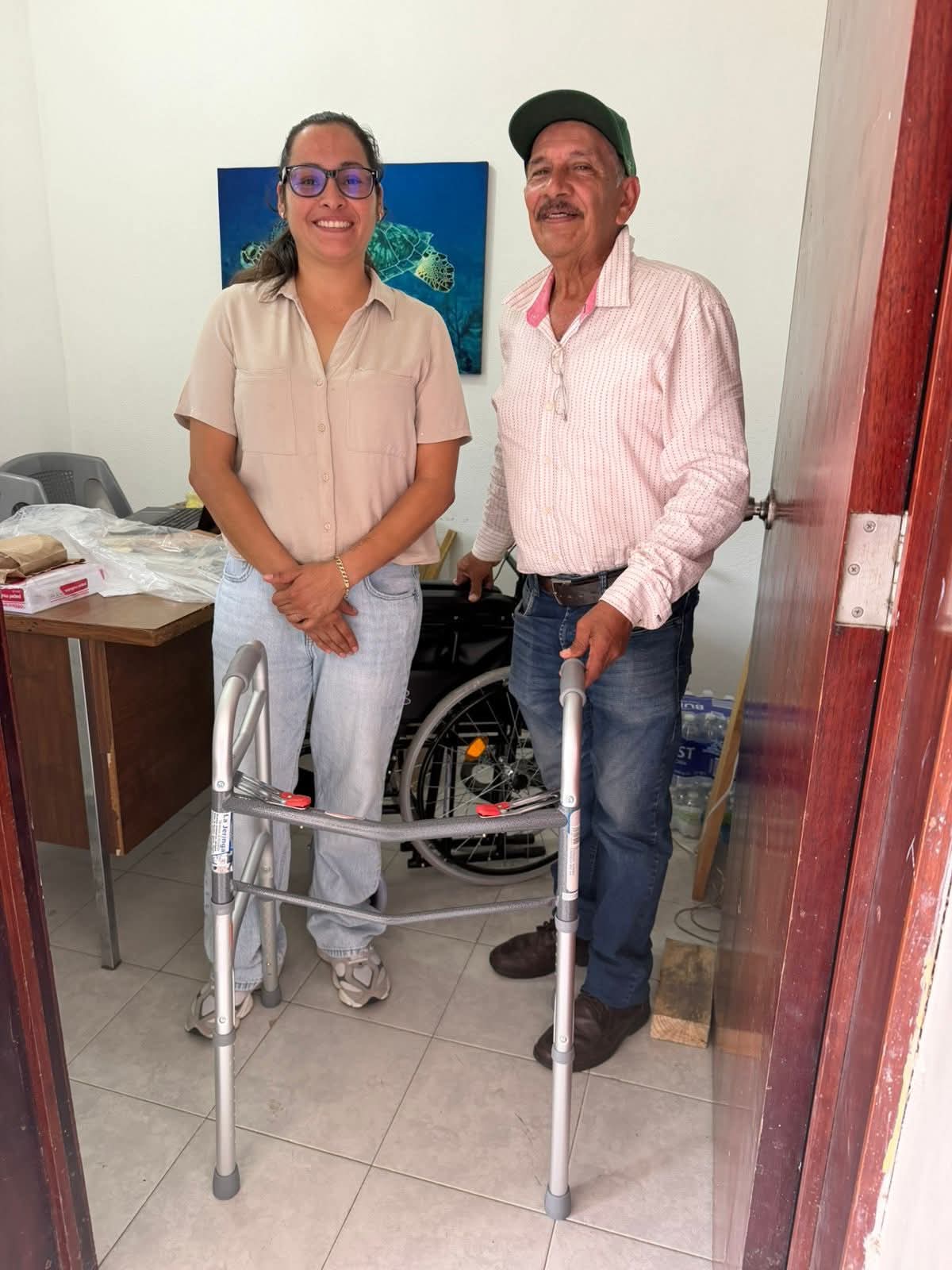 El DIF Municipal agradece la donación de silla de ruedas y andadera