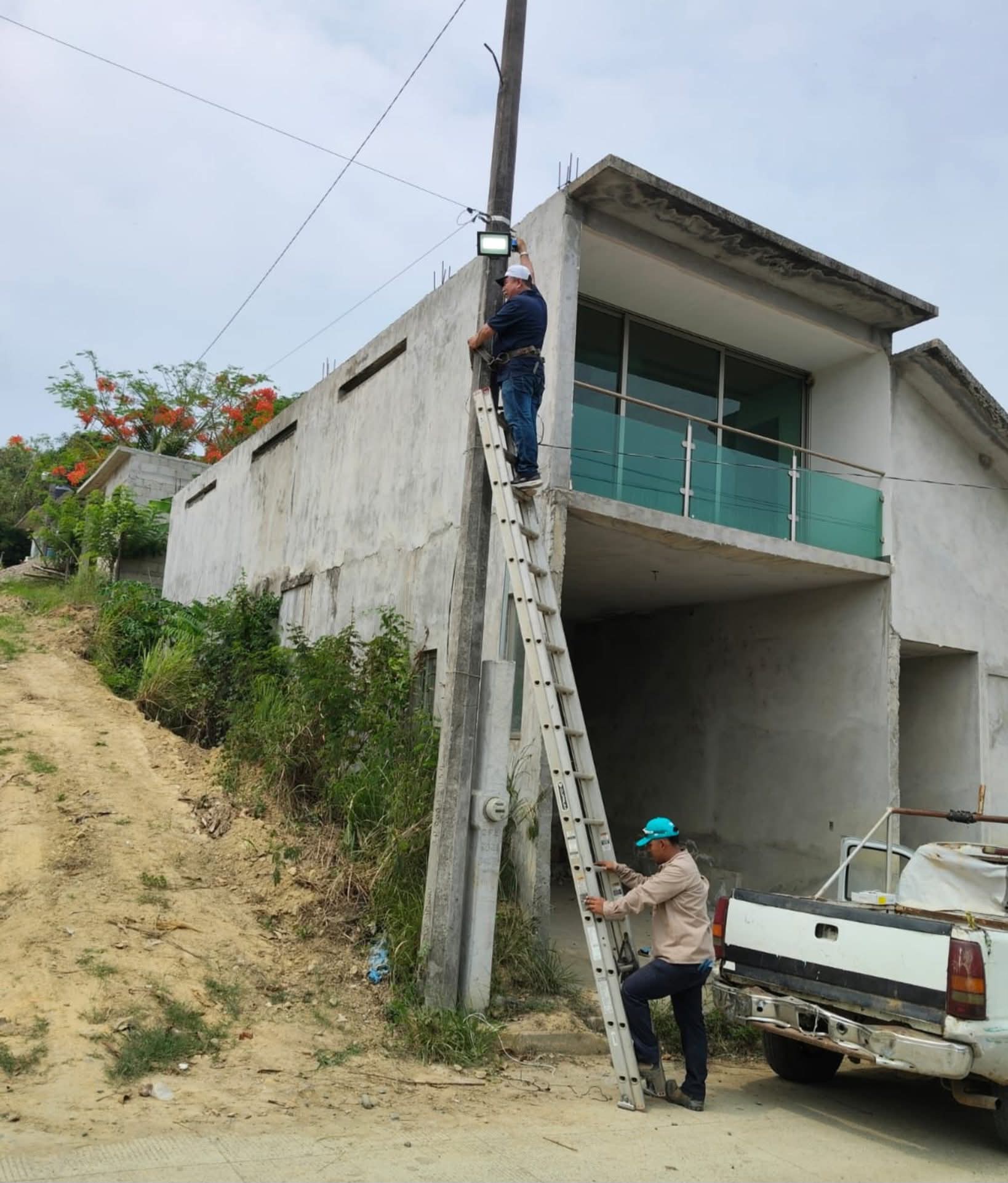 Avanza la rehabilitación del alumbrado público en Cazones