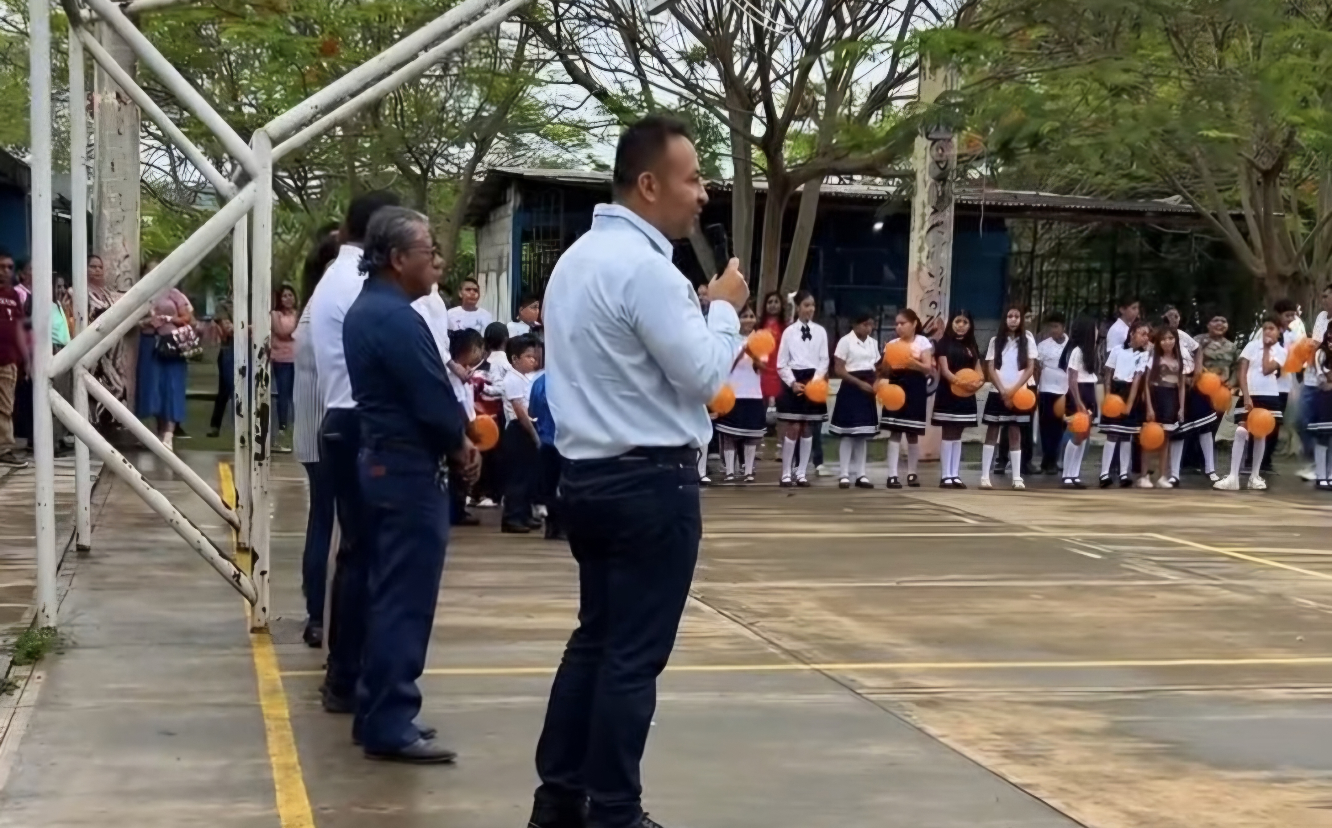 Ayuntamiento de Tihuatlán entrega pintarrones en escuela de La Bomba
