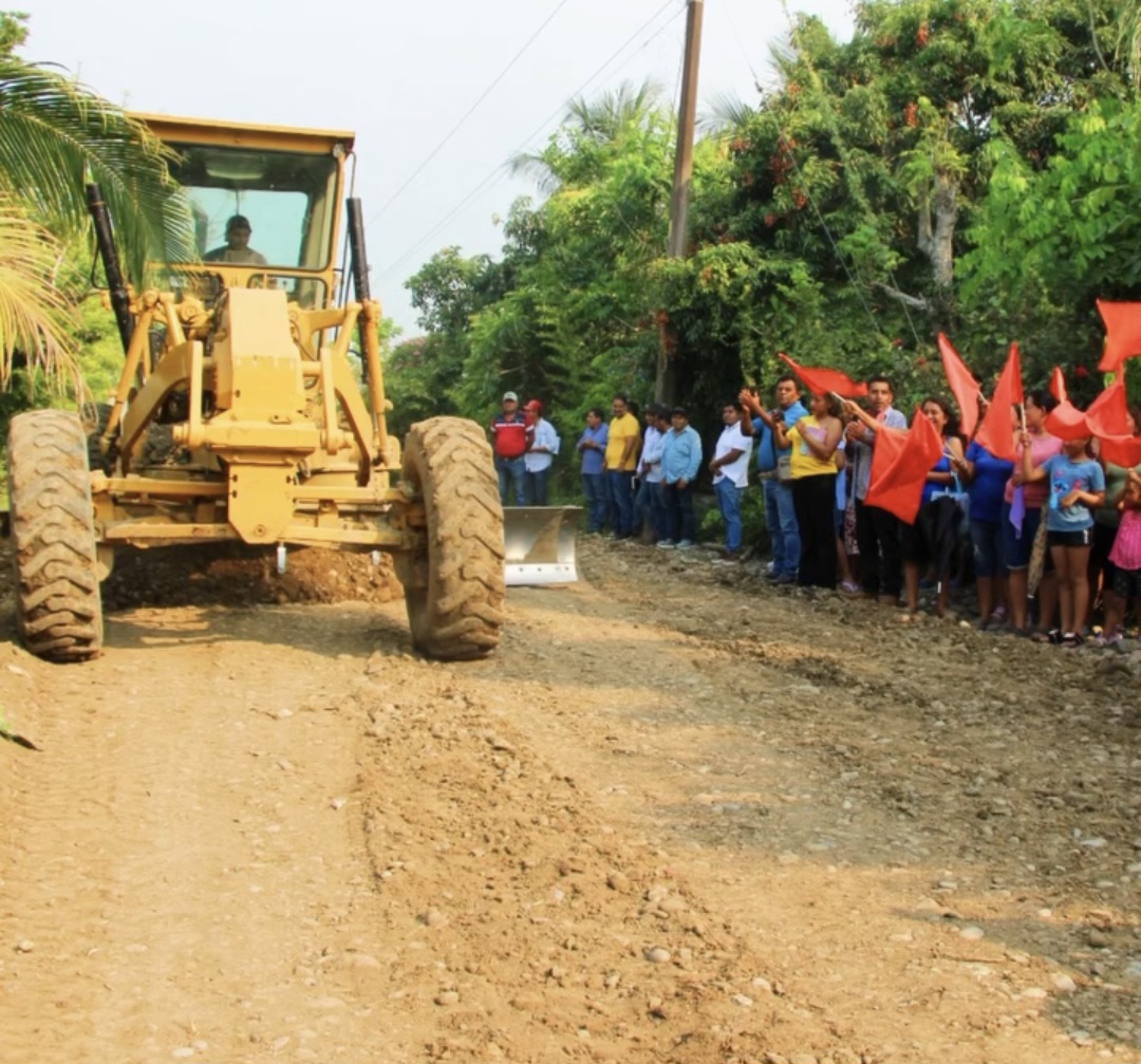 Inician construcción de camino con pavimento hidráulico en Agua Fría